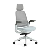 Chaise de bureau ergonomique Steelcase série 1 avec hauteur réglable, support lombaire et accoudoirs réglables, dossier en maille grise respirante et assise confortable en tissu bleu clair + appui-tête