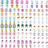 140 børn falske negle piger tegneserie falske negle fuld dæk negle med farvet lim søde korte akryl kunstige negle tip kit (blandede stilarter)