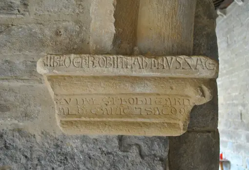 Inscripción en el claustro de Roda