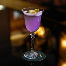 Cocktail 'La Violetera', de la hotelul Bless.