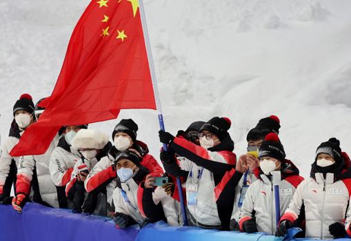 Voluntarios chinos animando a sus deportistas