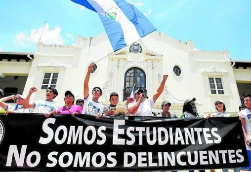 Estudiantes nicaragüenses en Marchan León por la “autonomía universitaria”, en julio de 2018