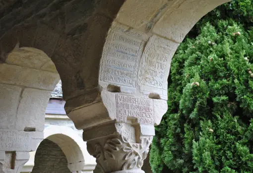 Inscripciones en los arcos del claustro