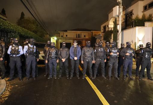 Fuerzas de seguridad en torno a la residencia del expresidente hondureño Hernández