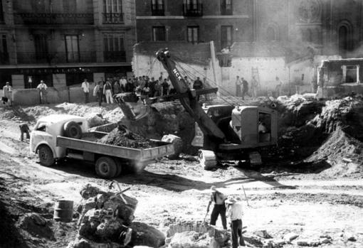 Les excavateurs effectuent l'explication et le vidage des parcelles de terrain pour la construction du marché Barceló, en août 1954