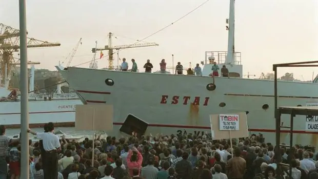 Manifestación frente al buque Estai tras su liberación