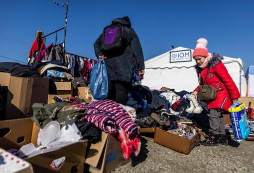 Refugiados ucranianos pudieron llegar a la frontera de Polonia en Medyka recogen ropa que puede servir