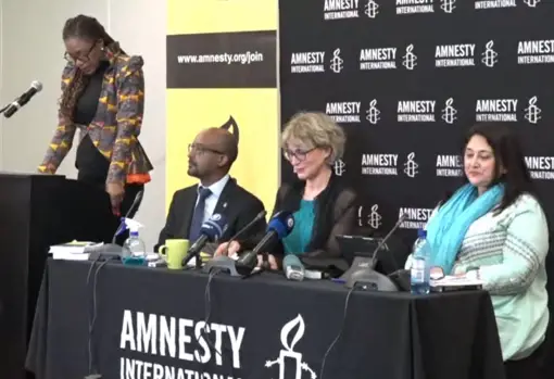 Agnès Callamard, en el centro, estuvo una vez durante la presentación del informe anual de Amnistía Internacional en Johannesburgo