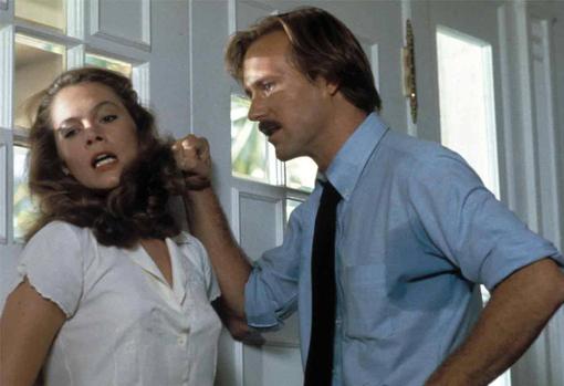 Kathleen Turner y William Hurt, en el thriller erótico 'Fuego en el cuerpo'  (1981)