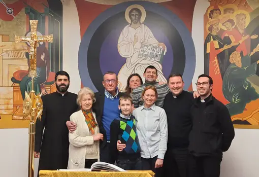 12 मार्च को एक शादी के जश्न के बाद, दाहिनी ओर पेड्रो ज़ाफ़रा, पैरिश के अन्य पुजारियों और कुछ पैरिशवासियों के साथ