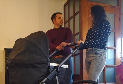 Joaquim in Cristina pozirata s hčerkinim vozičkom