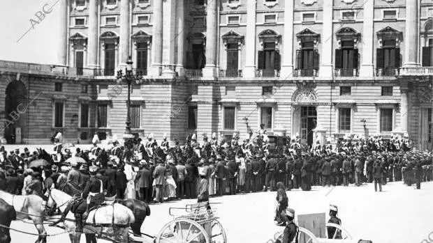 De entourage van de nieuwe Russische ambassadeur die het Koninklijk Paleis verlaat in de tijd van Alfonso XIII.
