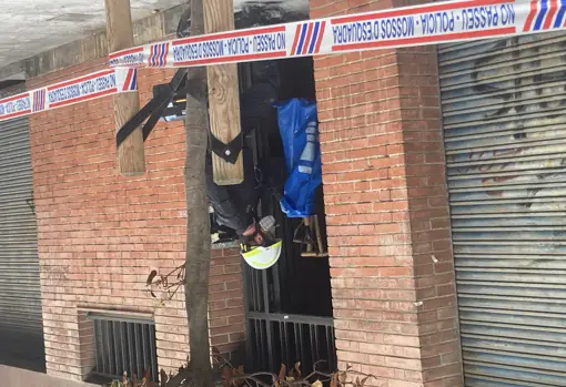 Les employés de Mossos accèdent au bâtiment incendié de Santa Coloma