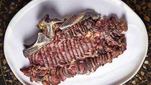 1,3 kg gammel oksekød T-bone steak.