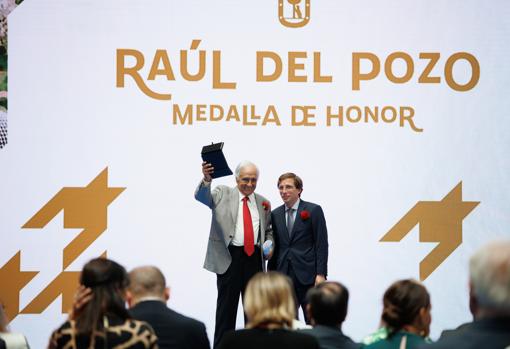 Raúl del Pozo recibe su medallón de manos del alcalde