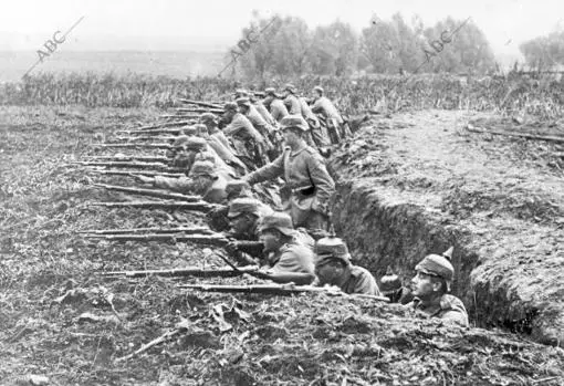 Soldados de infantería Alemana Haciendo fuego desde una trinchera