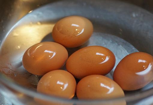 अंडे धोने से सुरक्षात्मक परत नष्ट हो सकती है और कीटाणुओं तक पहुंच हो सकती है