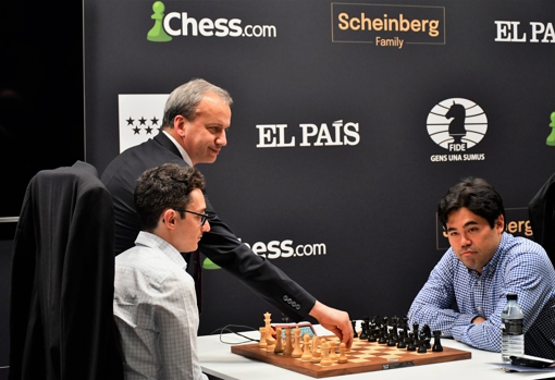 El presidente de la FIDE hace el 'saque de honor'  en la partida entre Fabiano Caruana e Hikaru Nakamura