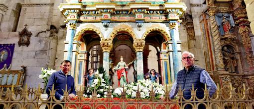 El párroco Eduardo Fernández y Arturo Fuentes -médico jubiloso- frente a la tumba de Santa Mariña, en el Santuario de Augas Santas.  Ambos, sin ayuda alguna, cuidan, protegen y conservan el que es uno de los centros de peregrinación más antiguos en Galicia, que aúna historia, arte, leyenda y fe.