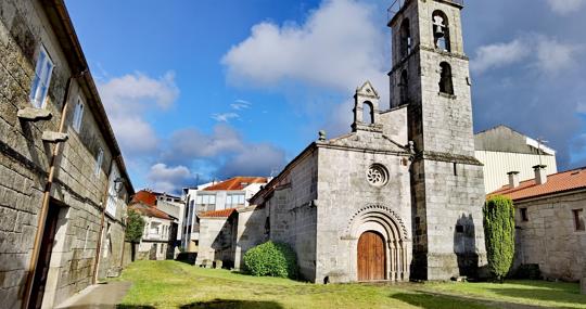Xinzo de Limia, popular por la novela 'Leyenda del Olvido', su románica Iglesia de Santa Mariña, y 'A Pantalla', figura central de la Entrada (Carnaval), parte de nuestras tradiciones ancestrales.