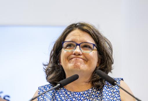 Imaxe da vicepresidenta da Generalitat, Mónica Oltra, que anuncia este martes a súa dimisión en rolda de prensa