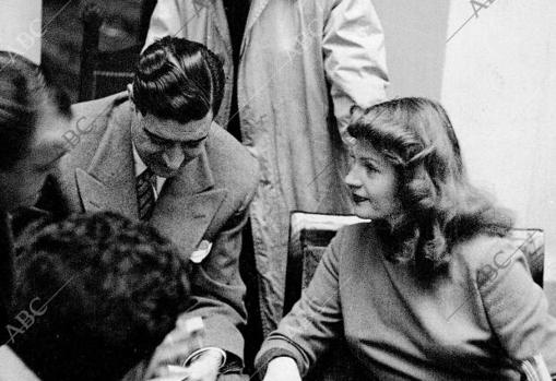 Rita Hayworth conversa con los periodistas a su paso por Madrid en 1950, cuando estaba aún en la cumbre.