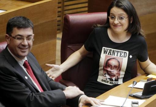 La entonces diputada de Compromís, Mónica Oltra, con una de las camisetas gracias a las que su carrera política despuntó