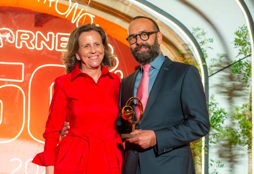 Sofía Osborne, vicepresidenta de la Fundación Osborne, junto a José Pizarro, reconocida con el premio Next on Top de Osborne a la proyección internacional de la gastronomía española y el vino de Jerez