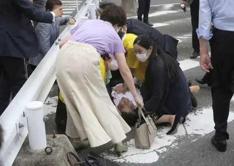 Imagen secundaria 1 - Fue arrestado momentos después de asesinar al ex-presidente nipón, Shinzo Abe