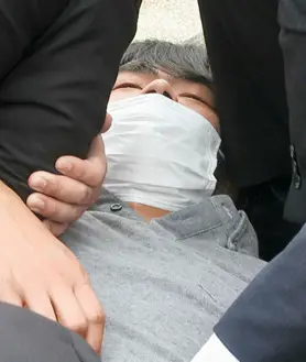 Imagen secundaria 2 - Fue arrestado momentos después de asesinar al ex-presidente nipón, Shinzo Abe