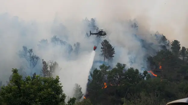 Vista del incendio en Folgoso do Courel, Lugo, este viernes
