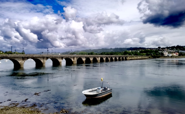 Каменный мост Пуэнтедеуме, который пересекает реку Эуме и дает доступ к городу, основанному королем Альфонсо X эль Сабио в XNUMX веке, чей старый город был объявлен историческим памятником.