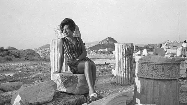 Núria Feliu, en los sesenta, en el Partenón de Atenas
