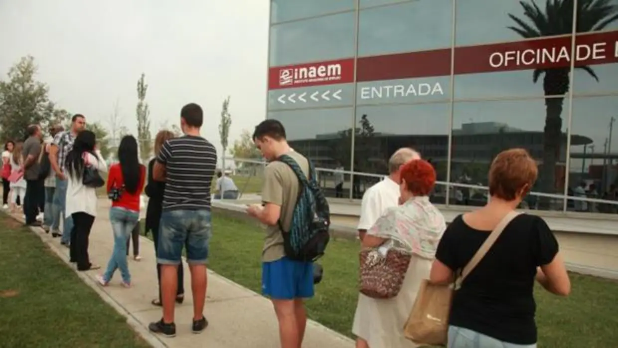 Parados haciendo cola ante una oficina del INAEM, en Zaragoza