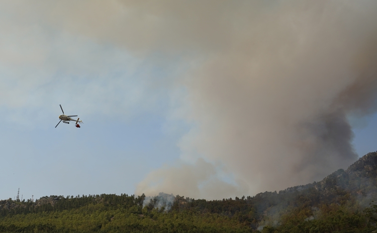 Widok helikoptera pracującego nad wyginięciem w Casas de Miravete