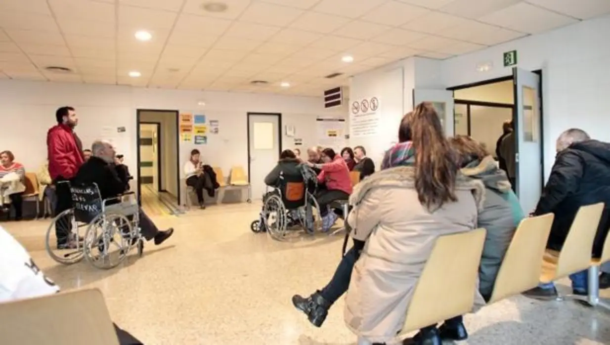 Wartezimmer des Klinischen Krankenhauses von Santiago, in einem Archivbild, vor der Pandemie