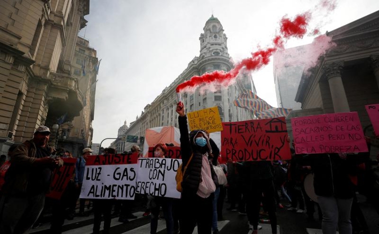 Protestniki proti Casa Rosada (Buenos Aires) v znak protesta proti vladi Alberta Fernándeza