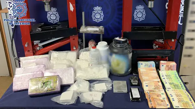 Droga, dinero y maquinaria confiscados a los detenidos
