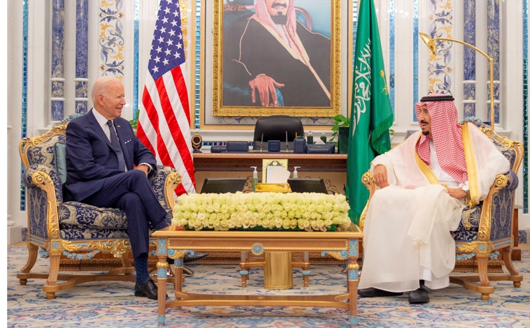 Imagen principal - Joe Biden desdice y estrecha los lazos con los saudíes