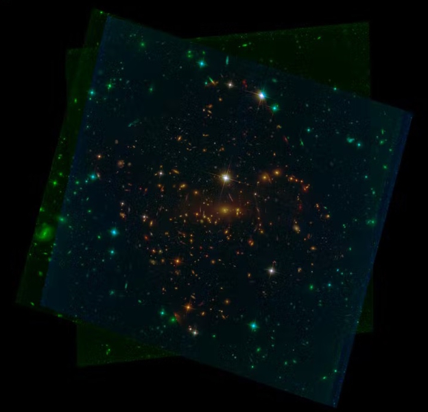 SMACS 0723 adalah gugusan galaksi masif yang memperbesar cahaya latar depan dan distorsi objek di belakangnya, memungkinkan pandangan medan yang dalam dari galaksi yang sangat jauh dan redup.