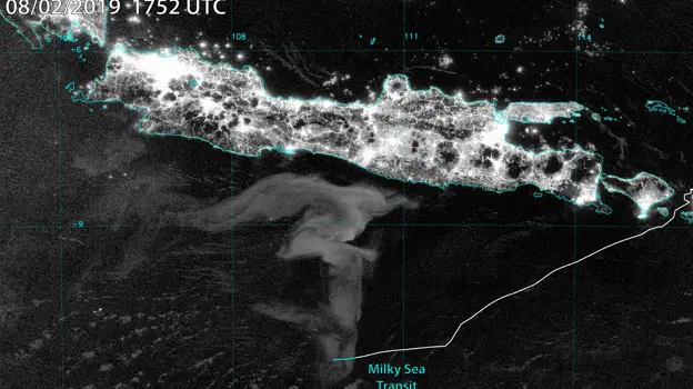 Las imágenes de satélite de la noche 2 de 2019 capturaron un mar bioluminiscente de 100.000 km cuadrados (característico en forma de yunque) en Java, Indonesia.  Superponen las coordenadas del yate privado 'Ganesha';  el segmento azul indica el lugar donde la tripulación enviada que navegaba hacia aguas resplandecientes