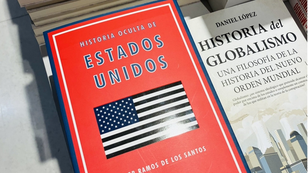 Omslag til boken "The Hidden History of the United States", av Javier Ramos