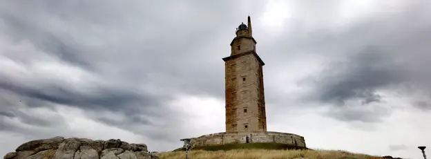 Геркулес мұнарасы, әлемдегі ең көне маяк. Маяк, ағылшын жолымен жүру үшін Корунаға теңіз арқылы келген қажылардың жарығы.