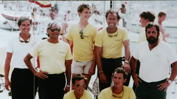 Un joven príncipe Felipe con su equipo de 'Sirius II' en las regatas de 2001
