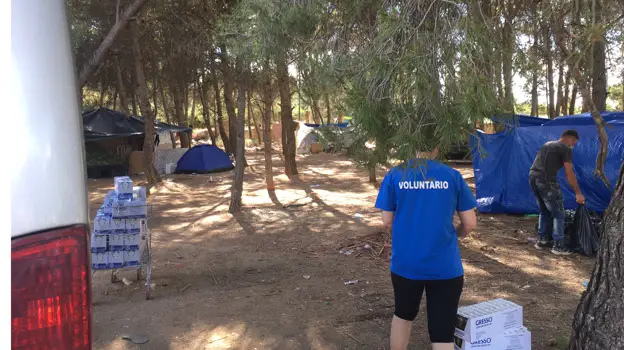 Voluntarios llevan comida a uno de los asentamientos de Albacete