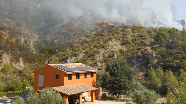 Imagen de una casa acosada por el fuego en Castell de Castells (Alicante)