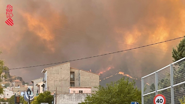Cielo en llamas por la magnitud del fuego en la provincia de Castellón, este martes