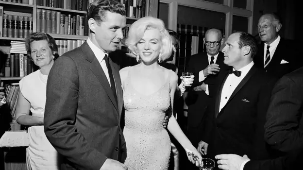 Marilyn y Robert Kennedy en una cena
