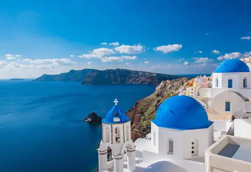 Las casas blancas y las cúpulas azules de Santorini ofrecen espectaculares vistas al mar Mediterráneo.  /Pixabay