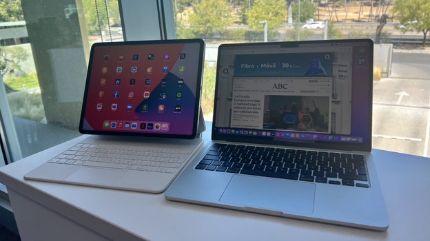 El Macbook Air (derecha) junto al iPad Pro